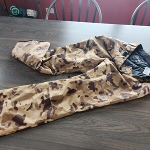 Mountain Hardwear Tan and Brown Camouflage Mens Snowpants Size Medium and Small